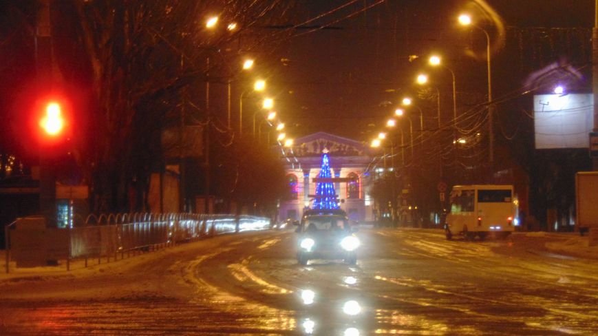 В центре Мариуполя на Рождество не зажгли традиционные праздничные гирлянды перед Театральной площадью (ФОТОФАКТ) (фото) - фото 3 В центре Мариуполя на Рождество не зажгли традиционные праздничные гирлянды перед Театральной площадью (ФОТОФАКТ) (фото) - фото 3