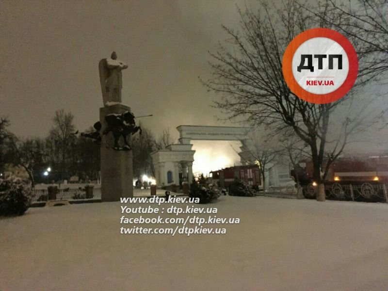 В Киеве ночью произошел масштабный пожар на территории МАУП (ФОТО) (фото) - фото 1 В Киеве ночью произошел масштабный пожар на территории МАУП (ФОТО) (фото) - фото 1