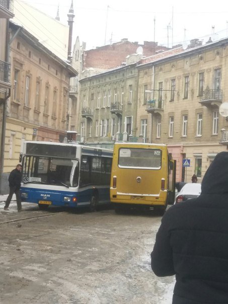 У Львові не розминулись два автобуси (ФОТО) (фото) - фото 1 У Львові не розминулись два автобуси (ФОТО) (фото) - фото 1