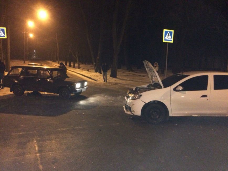 В Кривом Роге: ВАЗ вылетел на главную и ударил В Кривом Роге: ВАЗ вылетел на главную и ударил