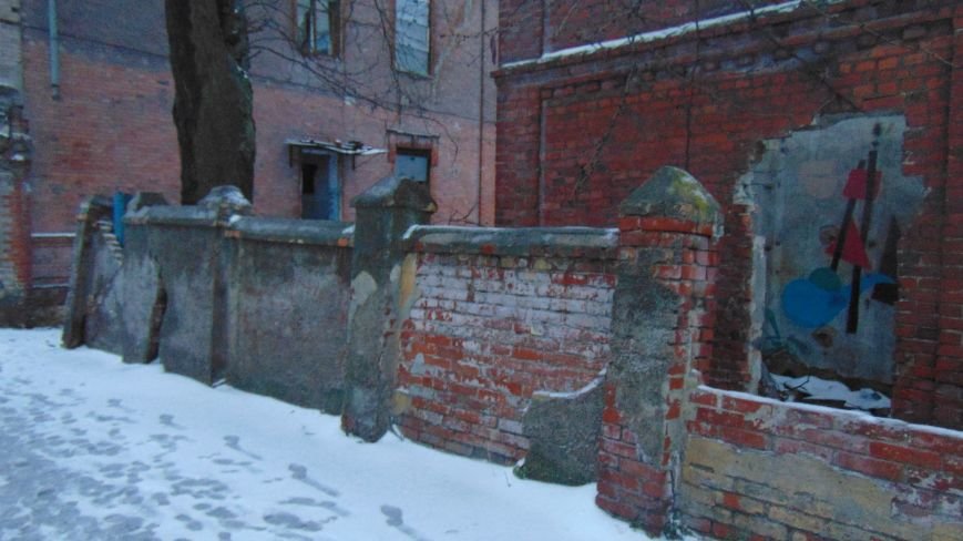 В уничтоженном вандалами историческом доме появилась выставка мариупольского художника-невидимки (ФОТОРЕПОРТАЖ) (фото) - фото 3 В уничтоженном вандалами историческом доме появилась выставка мариупольского художника-невидимки (ФОТОРЕПОРТАЖ) (фото) - фото 3