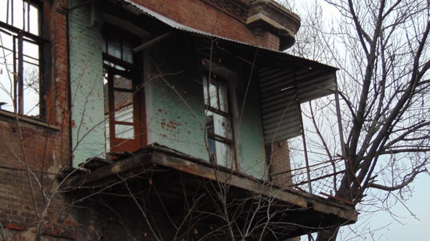 В уничтоженном вандалами историческом доме появилась выставка мариу... В уничтоженном вандалами историческом доме появилась выставка мариупольского художника-невидимки (ФОТОРЕПОРТАЖ) (фото) - фото 5