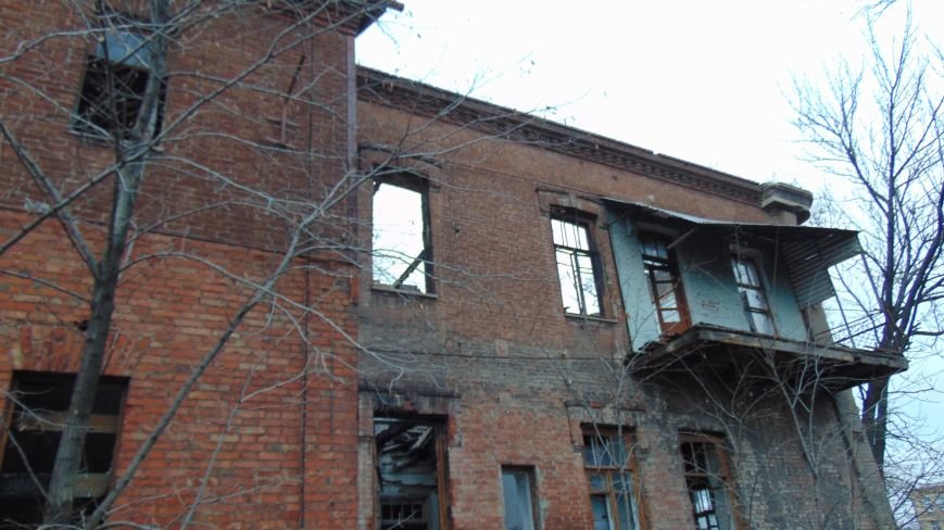 В уничтоженном вандалами историческом доме появилась выставка мариу... В уничтоженном вандалами историческом доме появилась выставка мариупольского художника-невидимки (ФОТОРЕПОРТАЖ) (фото) - фото 4