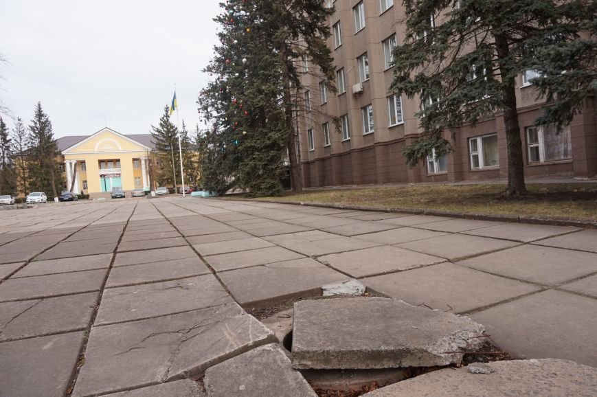 В Кривом Роге открытые колодцы коммунальщики накрыли 38 стандартными крышками, а 39 - железобетонными изделиями (фото) - фото 1 В Кривом Роге открытые колодцы коммунальщики накрыли 38 стандартными крышками, а 39 - железобетонными изделиями (фото) - фото 1