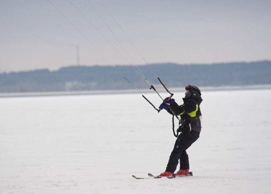 Ульяновцы бегали по льду наперегонки с ветром (фото) - фото 1
