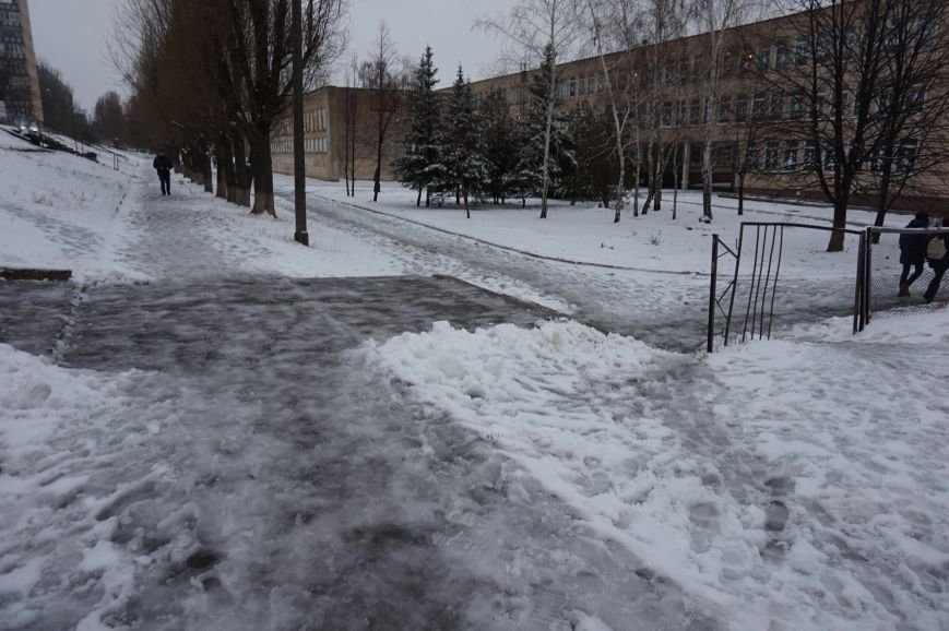 Маленькие криворожане добирались в школу и детские сады по расчищенным дорогам (ФОТО) (фото) - фото 1 Маленькие криворожане добирались в школу и детские сады по расчищенным дорогам (ФОТО) (фото) - фото 1