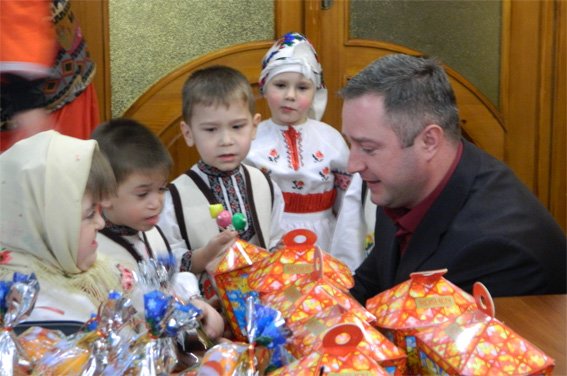Малята з будинку дитини завітали до поліцейських у гості з колядками (фото) - фото 1 Малята з будинку дитини завітали до поліцейських у гості з колядками (фото) - фото 1