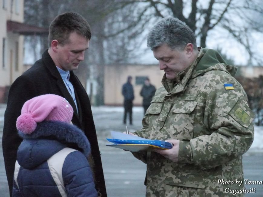 У Тернополі Петро Порошенко нагородив військовослужбовців 44-ї бригади (ФОТО) (фото) - фото 2 У Тернополі Петро Порошенко нагородив військовослужбовців 44-ї бригади (ФОТО) (фото) - фото 2