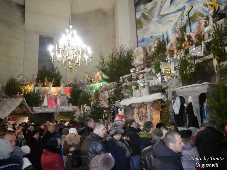 Сотні тернополян щодня відвідують велетенську шопку-рекордсменку (фоторепортаж) (фото) - фото 1 Сотні тернополян щодня відвідують велетенську шопку-рекордсменку (фоторепортаж) (фото) - фото 1