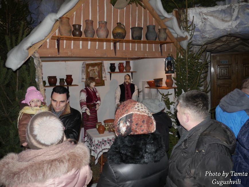 Сотні тернополян щодня відвідують велетенську шопку-рекордсменку (фоторепортаж) (фото) - фото 1 Сотні тернополян щодня відвідують велетенську шопку-рекордсменку (фоторепортаж) (фото) - фото 1