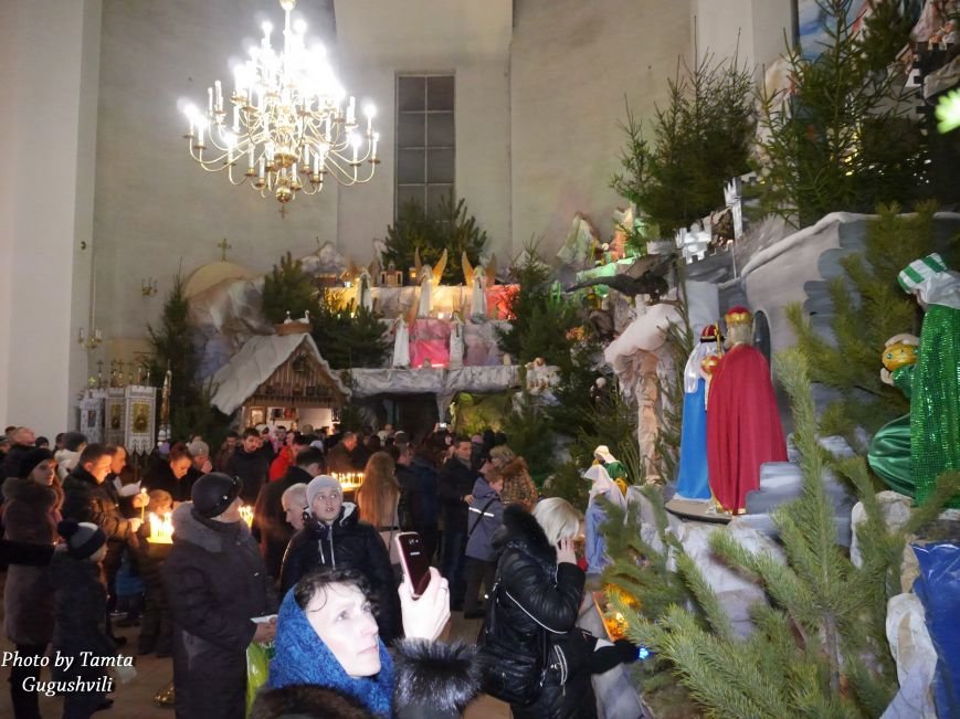 Сотні тернополян щодня відвідують велетенську шопку-рекордсменку (фоторепортаж) (фото) - фото 1 Сотні тернополян щодня відвідують велетенську шопку-рекордсменку (фоторепортаж) (фото) - фото 1