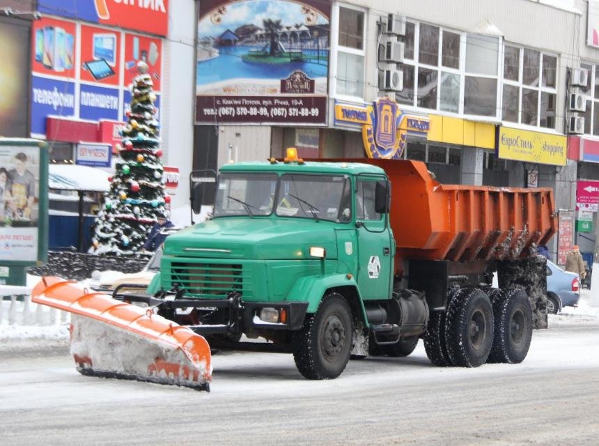 Коммунальщики Кременчуга расчистили главные дороги до асфальта и взялись за второстепенные (ФОТО) (фото) - фото 1 Коммунальщики Кременчуга расчистили главные дороги до асфальта и взялись за второстепенные (ФОТО) (фото) - фото 1