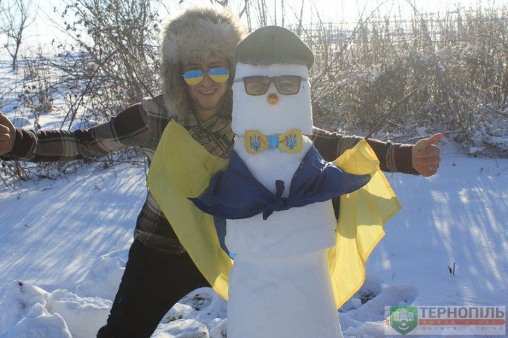 На Тернопільщині з`явилась ціла родина українських сніговиків (фото) (фото) - фото 1 На Тернопільщині з`явилась ціла родина українських сніговиків (фото) (фото) - фото 1