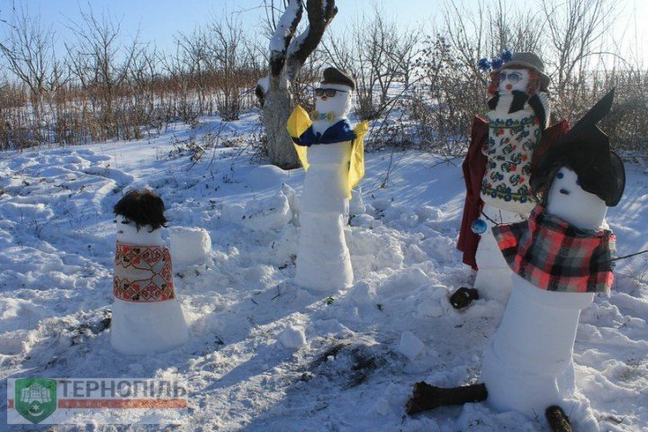 На Тернопільщині з`явилась ціла родина українських сніговиків (фото) (фото) - фото 1 На Тернопільщині з`явилась ціла родина українських сніговиків (фото) (фото) - фото 1