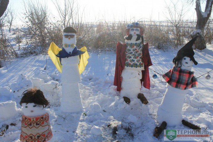 На Тернопільщині з`явилась ціла родина українських сніговиків (фото) (фото) - фото 1 На Тернопільщині з`явилась ціла родина українських сніговиків (фото) (фото) - фото 1