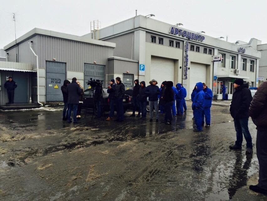 В Киеве активисты заблокировали склад оптовой продажи сигарет, который принадлежит олигарху из РФ (ФОТО) (фото) - фото 1 В Киеве активисты заблокировали склад оптовой продажи сигарет, который принадлежит олигарху из РФ (ФОТО) (фото) - фото 1