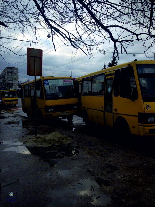 На вулиці Любінській не розминулися дві маршрутки (ФОТО) (фото) - фото 1 На вулиці Любінській не розминулися дві маршрутки (ФОТО) (фото) - фото 1