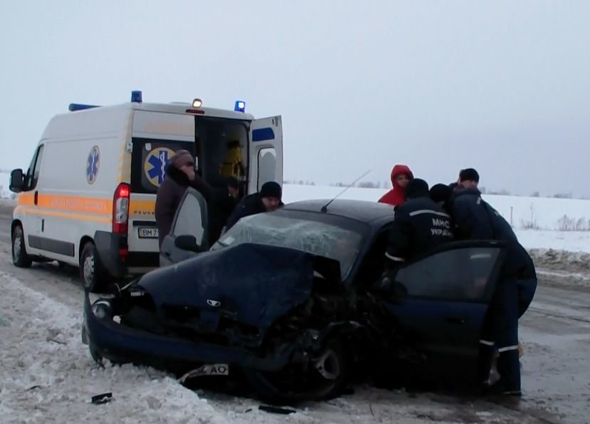 После ДТП на трассе Батурин-Конотоп-Сумы пассажиры Daewoo оказались в ловушке (ФОТО) (фото) - фото 1 После ДТП на трассе Батурин-Конотоп-Сумы пассажиры Daewoo оказались в ловушке (ФОТО) (фото) - фото 1