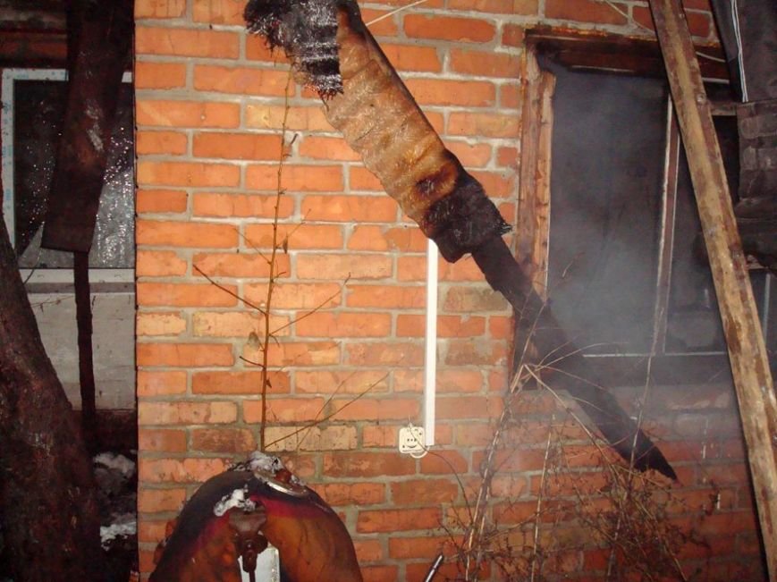 Полтавські рятувальники врятували житловий будинок від знищення полум'ям (фото) - фото 1 Полтавські рятувальники врятували житловий будинок від знищення полум'ям (фото) - фото 1