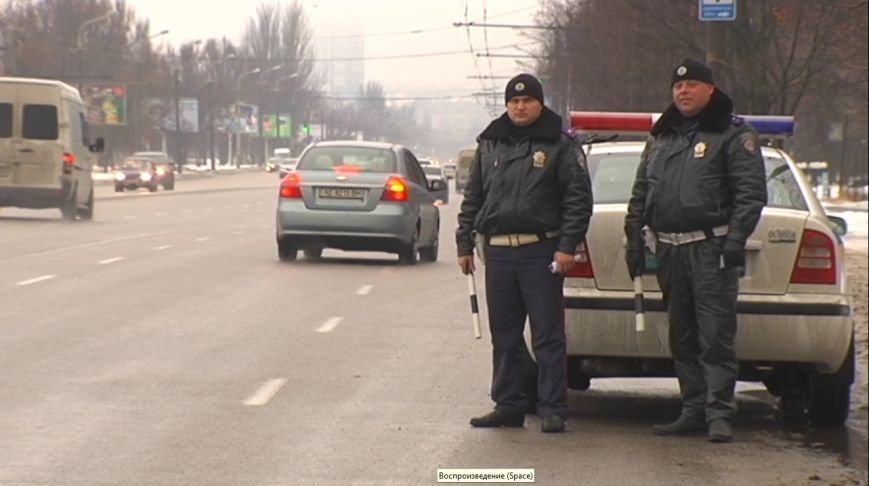 В Днепропетровске полицейские напоминают водителям, что дорога требует ответственности (ФОТО) (фото) - фото 3 В Днепропетровске полицейские напоминают водителям, что дорога требует ответственности (ФОТО) (фото) - фото 3