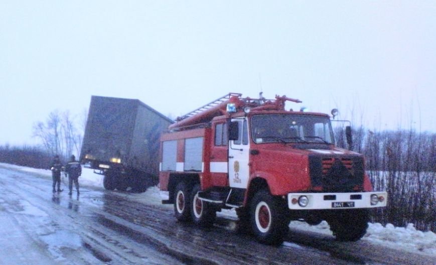 На Полтавщині через ожеледицю фура злетіла з дороги (ФОТО) (фото) - фото 1 На Полтавщині через ожеледицю фура злетіла з дороги (ФОТО) (фото) - фото 1
