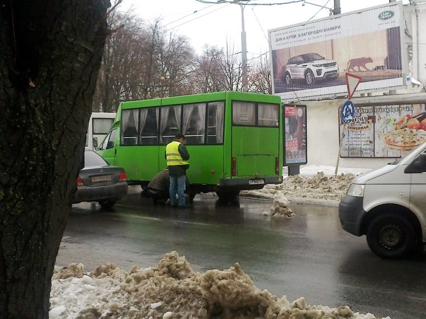 В Полтаві під час руху у маршрутки з пасажирами відпало колесо (ФОТОФАКТ) (фото) - фото 3 В Полтаві під час руху у маршрутки з пасажирами відпало колесо (ФОТОФАКТ) (фото) - фото 3