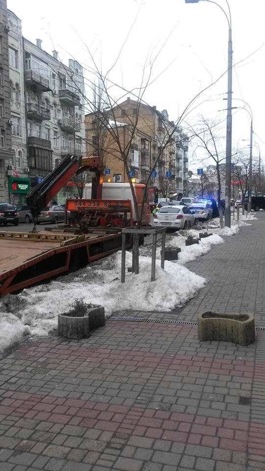 На Саксаганского эвакуировали “героев парковки” (ФОТОФАКТ) (фото) - фото 1 На Саксаганского эвакуировали “героев парковки” (ФОТОФАКТ) (фото) - фото 1