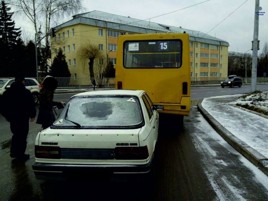 У Львові автомобіль врізався в маршрутку (ФОТОФАКТ) (фото) - фото 1 У Львові автомобіль врізався в маршрутку (ФОТОФАКТ) (фото) - фото 1
