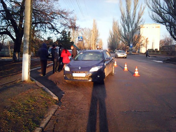 На Николаевщине дама на Рено сбила школьника на зебре (ФОТО) (фото) - фото 1 На Николаевщине дама на Рено сбила школьника на зебре (ФОТО) (фото) - фото 1