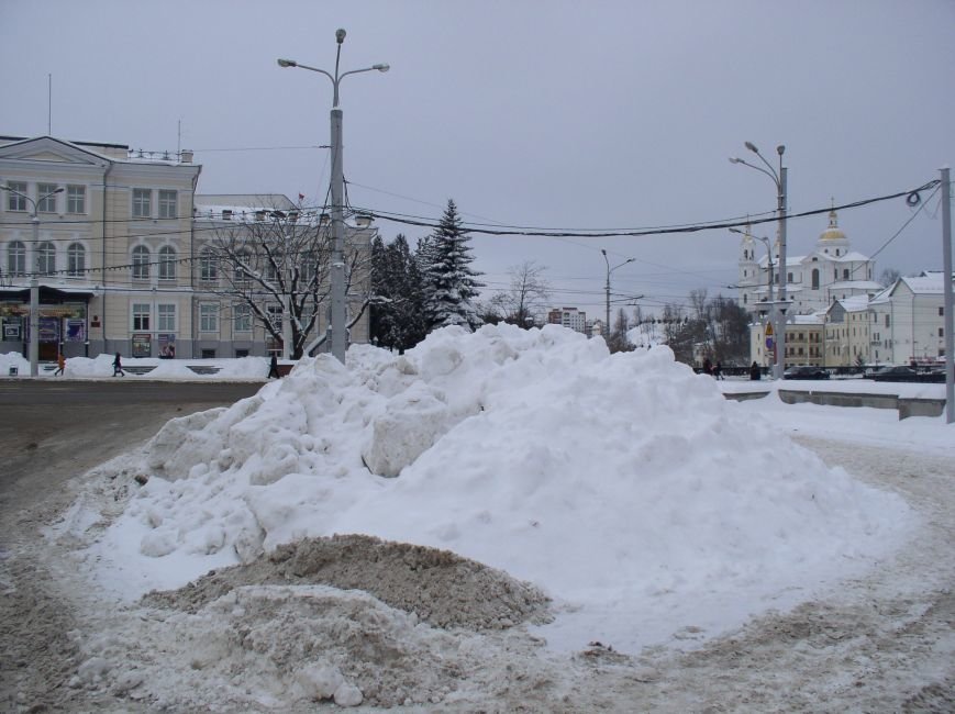 «Даниэлла» оставила в Витебске снежные холмы, которые не спешат убирать (фото) - фото 6 «Даниэлла» оставила в Витебске снежные холмы, которые не спешат убирать (фото) - фото 6
