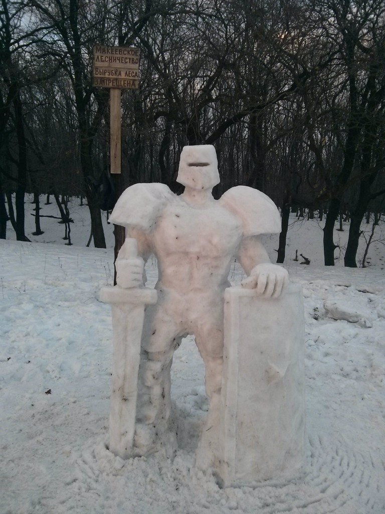 Зимнее творчество: снежный рыцарь руками макеевчан покоряет соцсети (фото) - фото 1 Зимнее творчество: снежный рыцарь руками макеевчан покоряет соцсети (фото) - фото 1