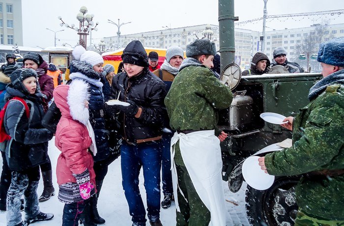 «Эмма» в Витебске: праздник снега, полевая кухня на площади и трактора на проспекте (фото) - фото 7 «Эмма» в Витебске: праздник снега, полевая кухня на площади и трактора на проспекте (фото) - фото 7