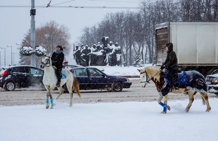 «Эмма» в Витебске: праздник снега, полевая кухня на площади и трактора на проспекте (фото) - фото 9 «Эмма» в Витебске: праздник снега, полевая кухня на площади и трактора на проспекте (фото) - фото 9