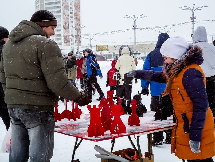 «Эмма» в Витебске: праздник снега, полевая кухня на площади и трактора на проспекте (фото) - фото 8 «Эмма» в Витебске: праздник снега, полевая кухня на площади и трактора на проспекте (фото) - фото 8