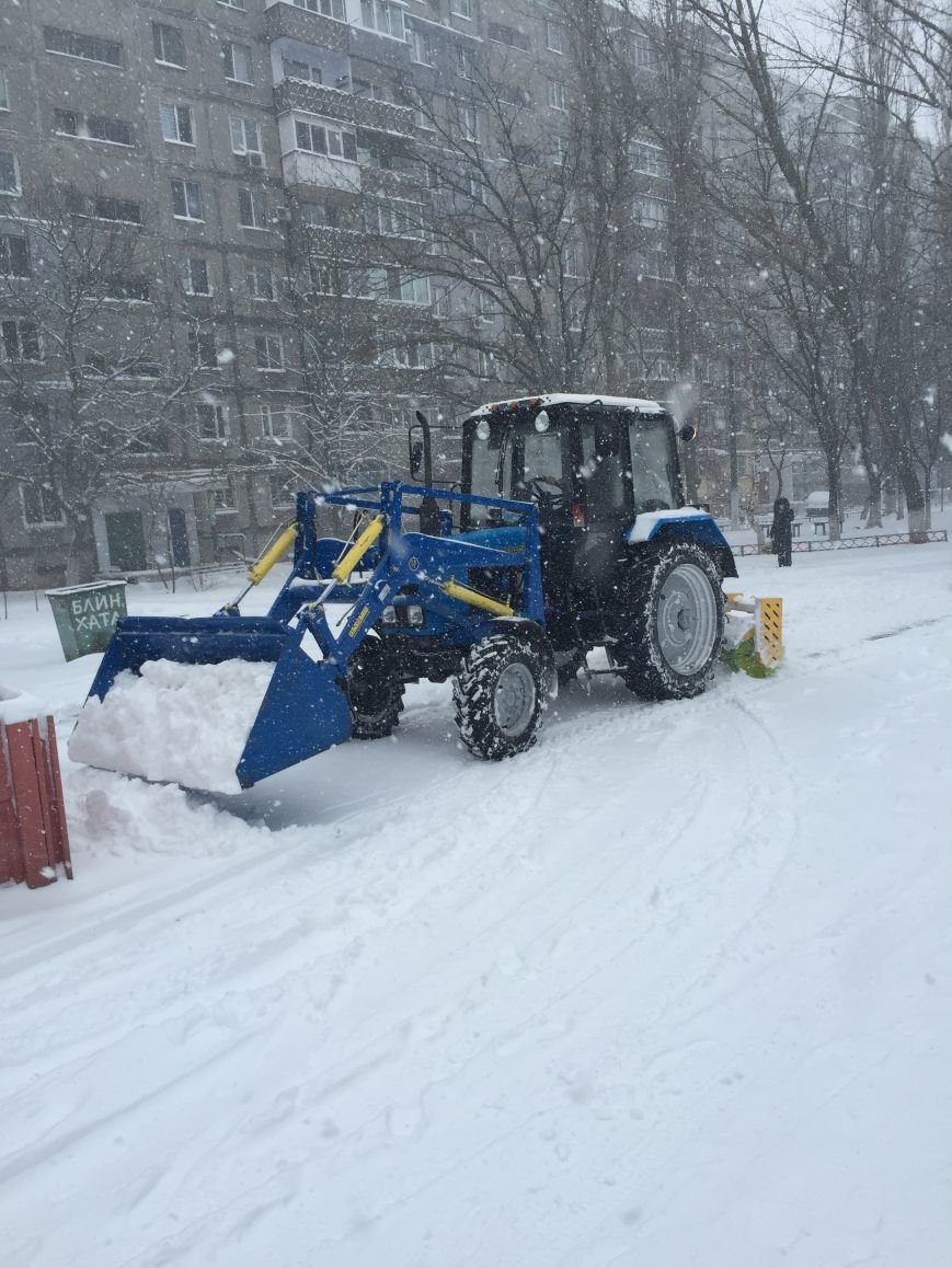 В Николаеве на уборку снега в Корабельном районе вышло 13 единиц техники (ФОТО) (фото) - фото 2 В Николаеве на уборку снега в Корабельном районе вышло 13 единиц техники (ФОТО) (фото) - фото 2