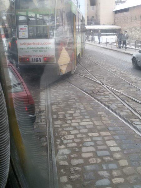 У центрі Львова трамвай зійшов з рейок. Опубліковано фото з місця події (фото) - фото 1