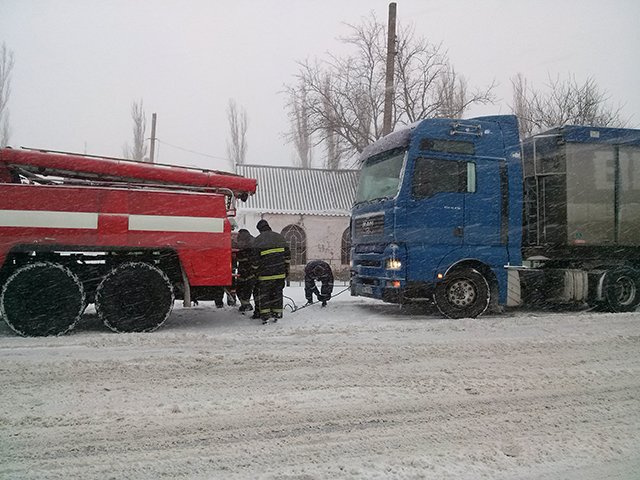 На Николаевщине спасатели вытащили из сугробов 28 автомобилей (ФОТО) (фото) - фото 7 На Николаевщине спасатели вытащили из сугробов 28 автомобилей (ФОТО) (фото) - фото 7