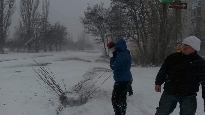 В Очакове женщина провалилась в заметенный снегом люк (ФОТОФАКТ) (фото) - фото 1 В Очакове женщина провалилась в заметенный снегом люк (ФОТОФАКТ) (фото) - фото 1