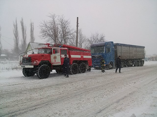 Второй день снежного коллапса в Николаеве: ситуация на дорогах города и области (Постоянно обновляется) (фото) - фото 1 Второй день снежного коллапса в Николаеве: ситуация на дорогах города и области (Постоянно обновляется) (фото) - фото 1