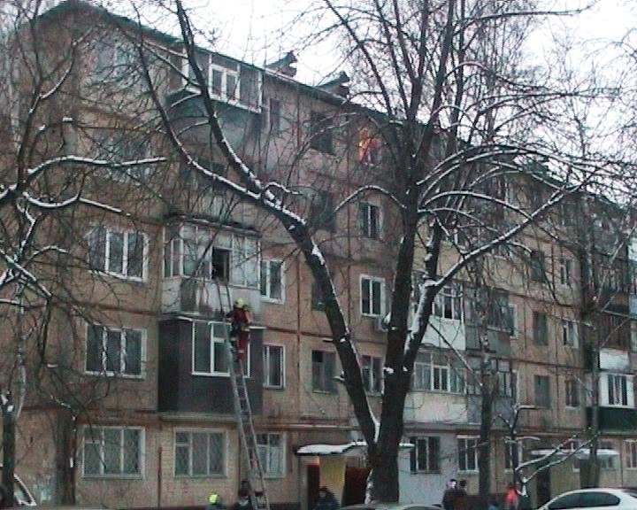 В многоэтажке Сум пожар: среди спасенных 4 человека и 1 ребенок (ФОТО) (фото) - фото 1 В многоэтажке Сум пожар: среди спасенных 4 человека и 1 ребенок (ФОТО) (фото) - фото 1