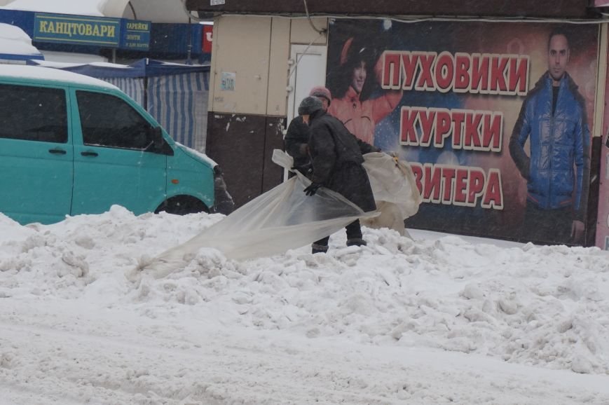 Как криворожане добирались на работу по заметенным снегом дорогам (ФОТО) (фото) - фото 6 Как криворожане добирались на работу по заметенным снегом дорогам (ФОТО) (фото) - фото 6