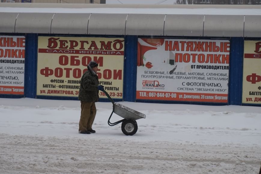 Как криворожане добирались на работу по заметенным снегом дорогам (ФОТО) (фото) - фото 6 Как криворожане добирались на работу по заметенным снегом дорогам (ФОТО) (фото) - фото 6