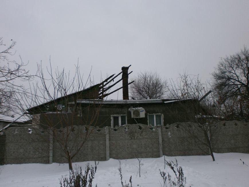 В Днепродзержинске пожарные тушили подгоревшую еду и крышу жилого дома (фото) - фото 1 В Днепродзержинске пожарные тушили подгоревшую еду и крышу жилого дома (фото) - фото 1