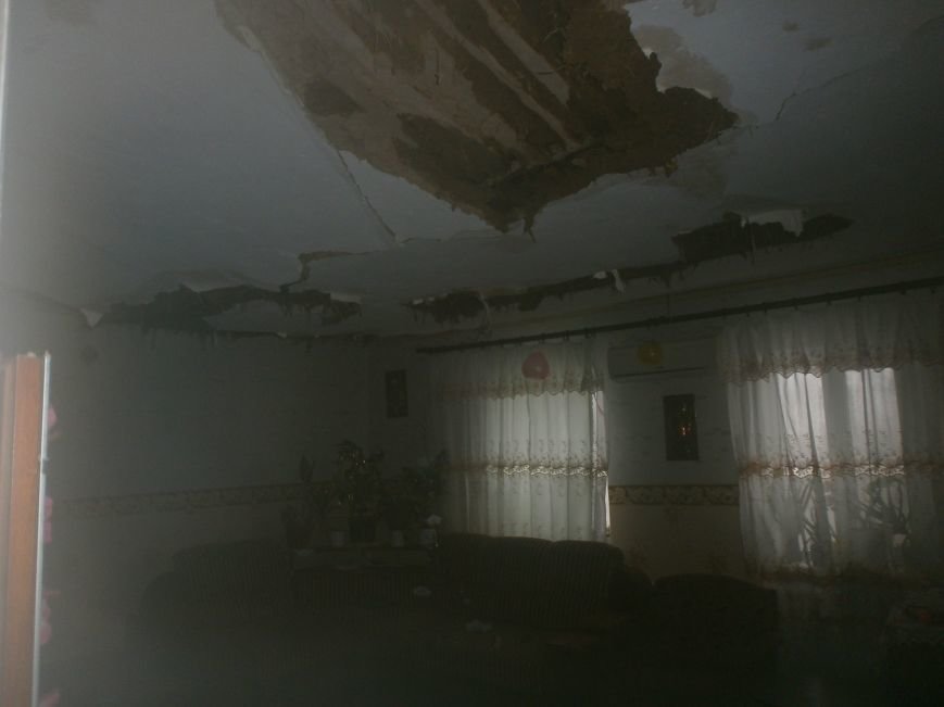 В Днепродзержинске пожарные тушили подгоревшую еду и крышу жилого дома (фото) - фото 2 В Днепродзержинске пожарные тушили подгоревшую еду и крышу жилого дома (фото) - фото 2
