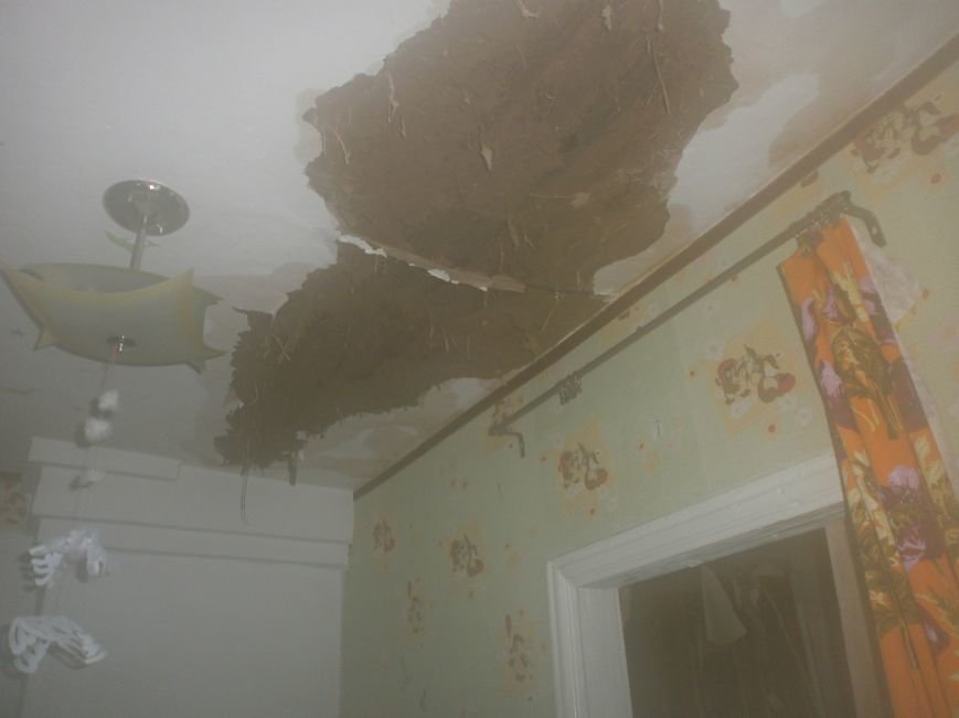 В Днепродзержинске пожарные тушили подгоревшую еду и крышу жилого дома (фото) - фото 3 В Днепродзержинске пожарные тушили подгоревшую еду и крышу жилого дома (фото) - фото 3
