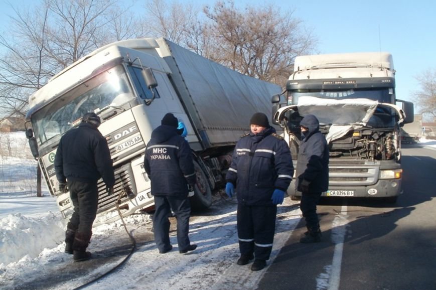 Снежный катаклизм на Днепропетровщине: дороги перекрыты, десятки машин в сугробах, обесточены ряд населенных пунктов (ФОТО) (фото) - фото 1 Снежный катаклизм на Днепропетровщине: дороги перекрыты, десятки машин в сугробах, обесточены ряд населенных пунктов (ФОТО) (фото) - фото 1