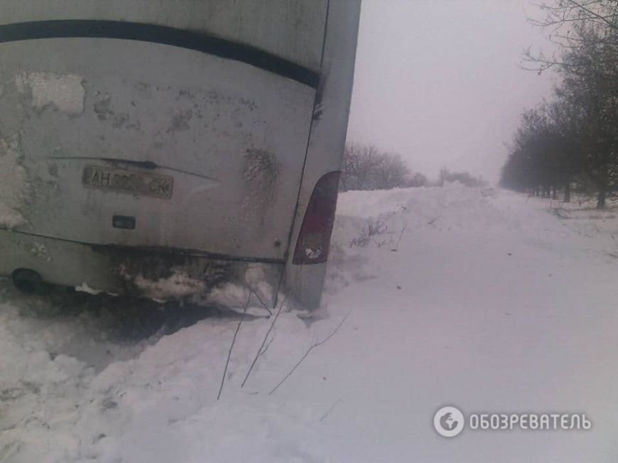 На трассе около Днепродзержинска рейсовый автобус и десятки машин оказались в снежной ловушке (Обновлено) (фото) - фото 5 На трассе около Днепродзержинска рейсовый автобус и десятки машин оказались в снежной ловушке (Обновлено) (фото) - фото 5