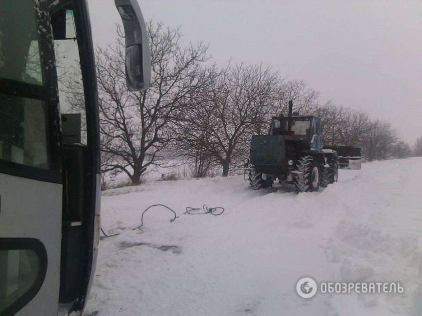 На трассе около Днепродзержинска рейсовый автобус и десятки машин оказались в снежной ловушке (Обновлено) (фото) - фото 1 На трассе около Днепродзержинска рейсовый автобус и десятки машин оказались в снежной ловушке (Обновлено) (фото) - фото 1