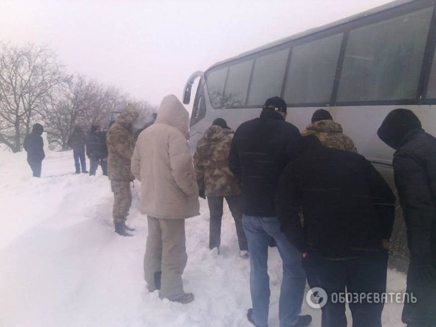 На трассе около Днепродзержинска рейсовый автобус и десятки машин оказались в снежной ловушке (Обновлено) (фото) - фото 3 На трассе около Днепродзержинска рейсовый автобус и десятки машин оказались в снежной ловушке (Обновлено) (фото) - фото 3