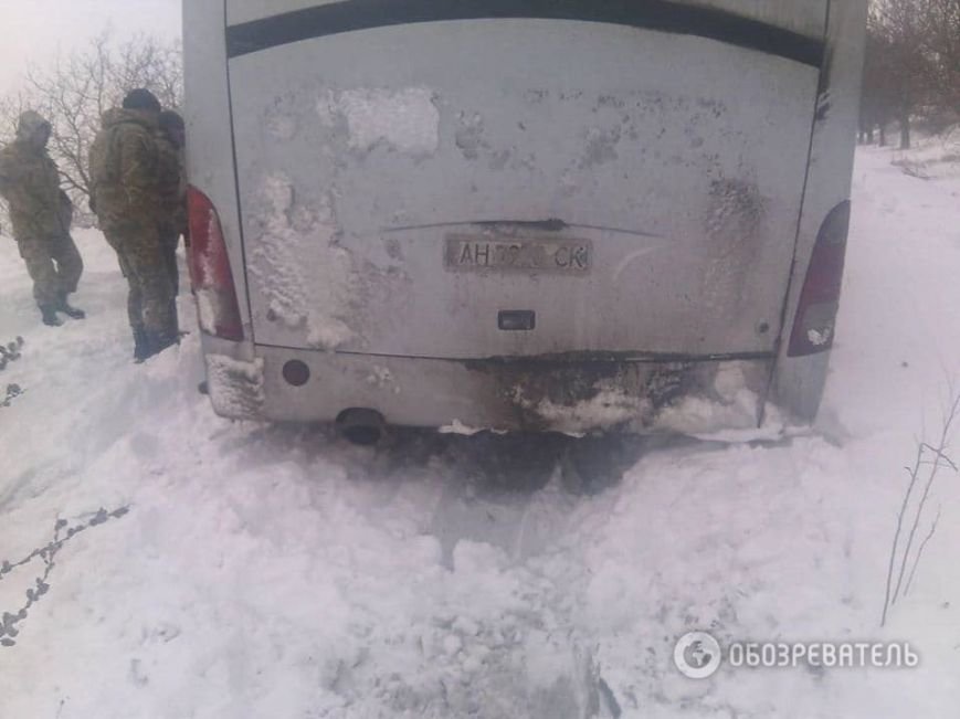 На трассе около Днепродзержинска рейсовый автобус и десятки машин оказались в снежной ловушке (Обновлено) (фото) - фото 4 На трассе около Днепродзержинска рейсовый автобус и десятки машин оказались в снежной ловушке (Обновлено) (фото) - фото 4